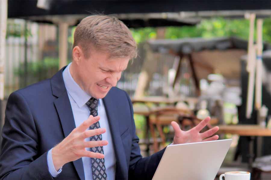 Empresária utilizando internet empresarial fibra em tablet no escritório